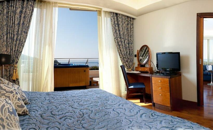 Deluxe Suite Sea View, More