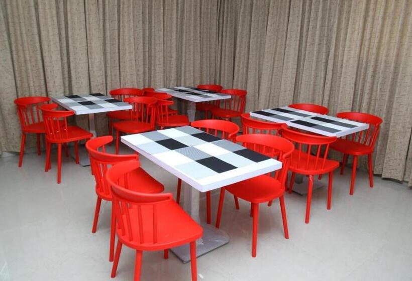 غرفة كلاسيكية ثلاثية, Century Courtyard