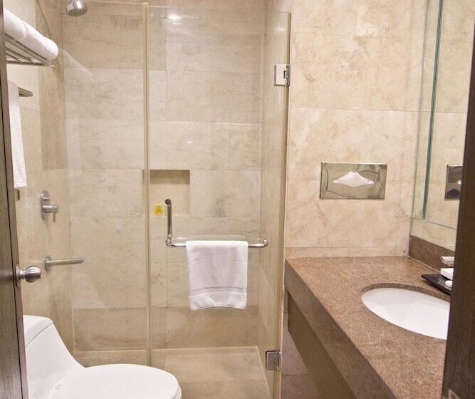 Номер Deluxe, Crown Regency Hotel Makati