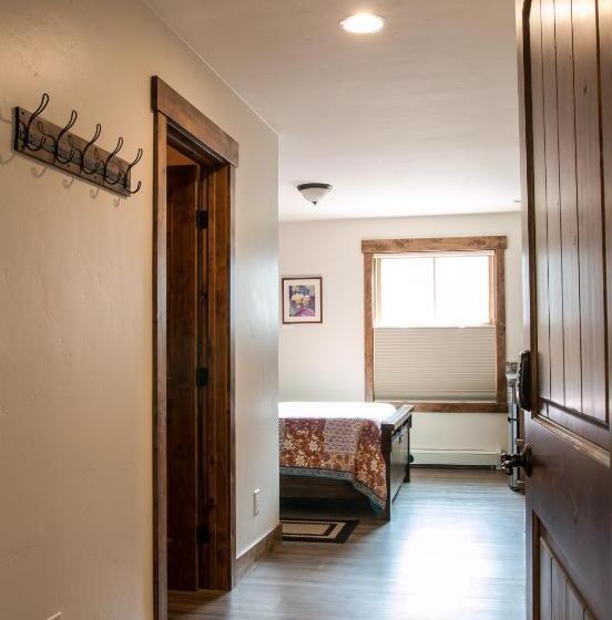 اتاق استاندارد, Clear Creek Inn