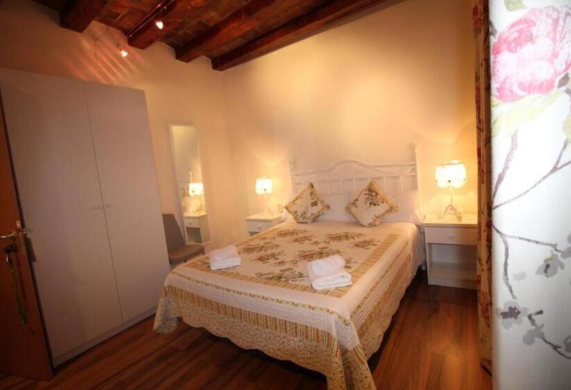 Номер Стандарт Совместная Ванная, Hostal Orleans