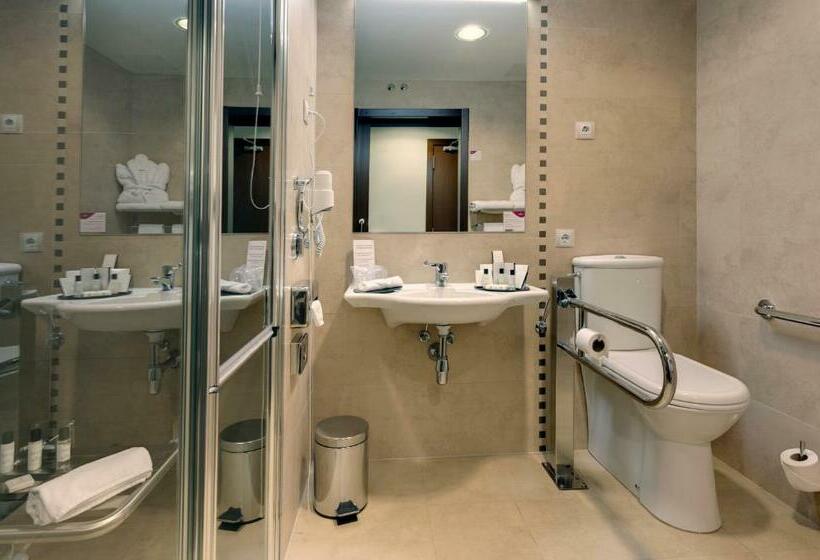 اتاق استاندارد با تخت بزرگ برای معلولان, Crowne Plaza Madrid Airport