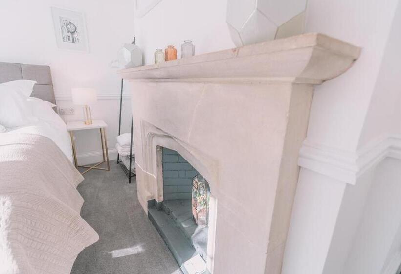 سوییت لوکس, Old Bank Rooms