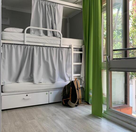 Кровать в Общей Комнате, Alberguinn Youth Hostel