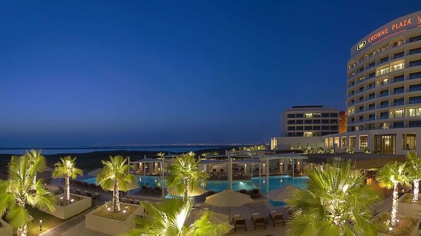스탠다드 룸 더블 침대 바다 전망, Crowne Plaza Yas Island, An Ihg