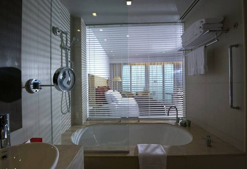 스탠다드 룸 더블 침대 바다 전망, Crowne Plaza Yas Island, An Ihg