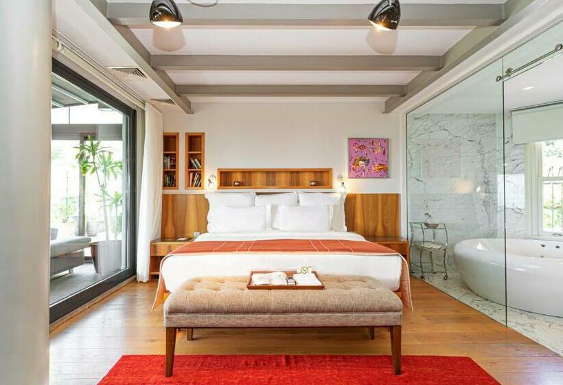 Deluxe Suite, Tomtom Suites