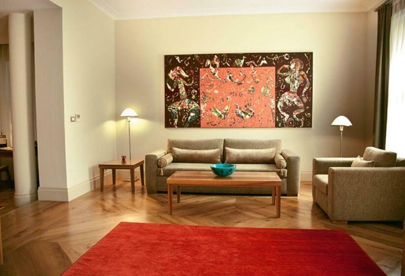 Deluxe Suite, Tomtom Suites
