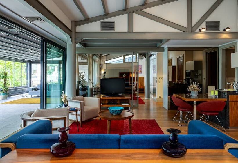 Deluxe Suite, Tomtom Suites