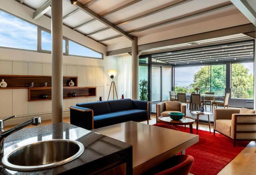 Deluxe Suite, Tomtom Suites