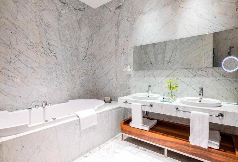Superior Suite, Tomtom Suites