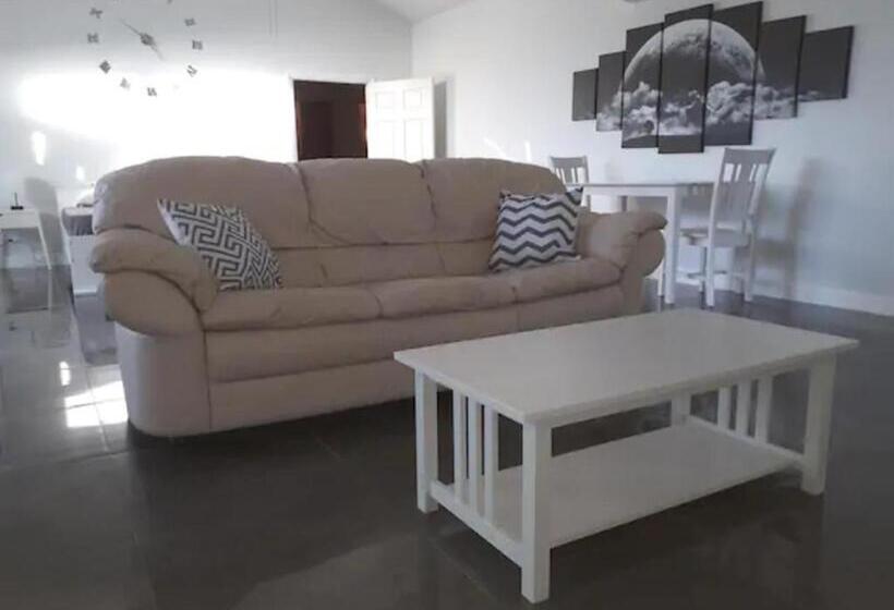 اتاق لوکس با چشم‌انداز دریا, Secluded And Modern Beachfront House