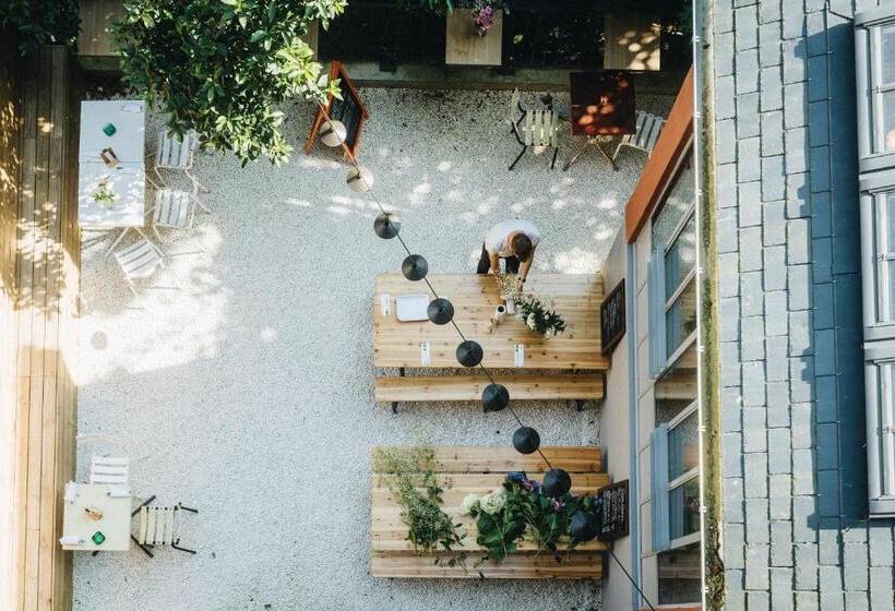 اتاق استاندارد با چشم‌انداز باغ, Les Chouettes Hostel