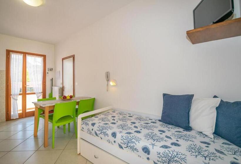 آپارتمان 1 خوابه با تراس, Lido Azzurro Residence