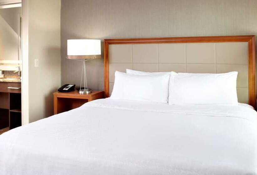 מיטת קינג בסוויטה, Embassy Suites By Hilton Destin Miramar Beach