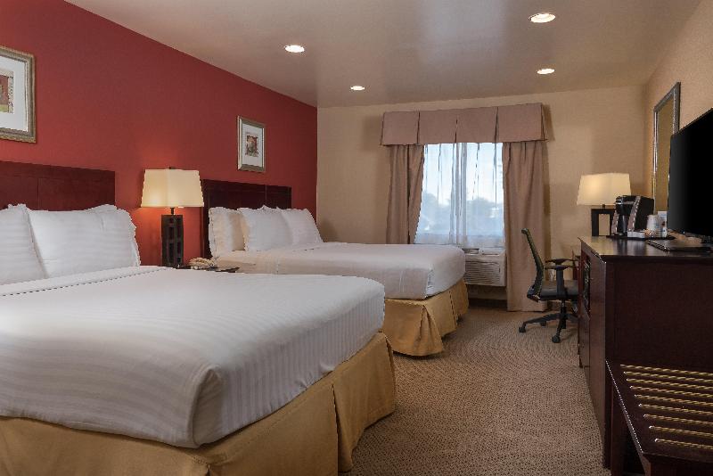 Номер Стандарт Адаптированный для Инвалидов, Holiday Inn Express Hotel & Suites Los Angeles Airport Hawthorne, An Ihg