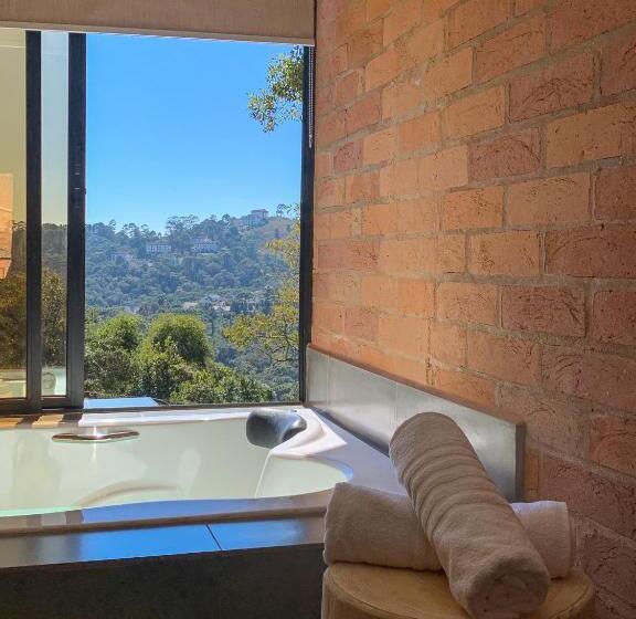 سوییت لوکس, Dom Hotel Boutique
