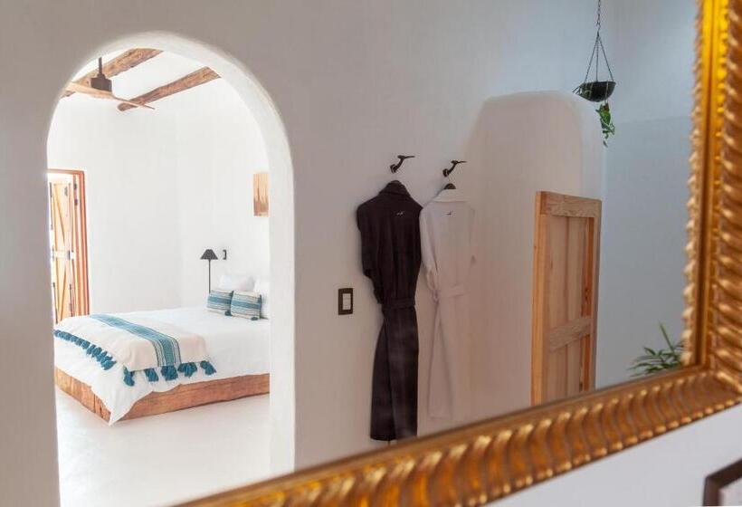 غرفة قياسية سرير كينج, The White Lodge