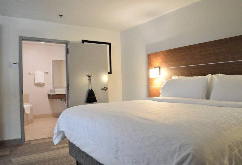 キングサイズベッドのスイートルーム, Holiday Inn Express & Suites Batesville, An Ihg