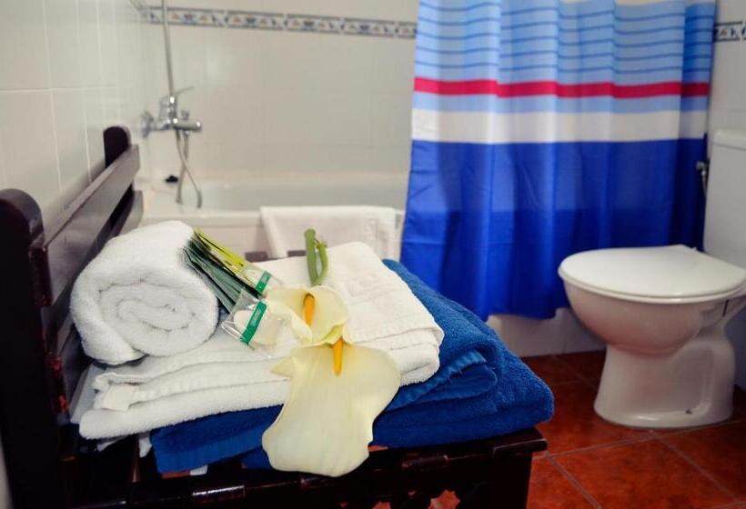 اتاق استاندارد سه نفره, El Zaguan