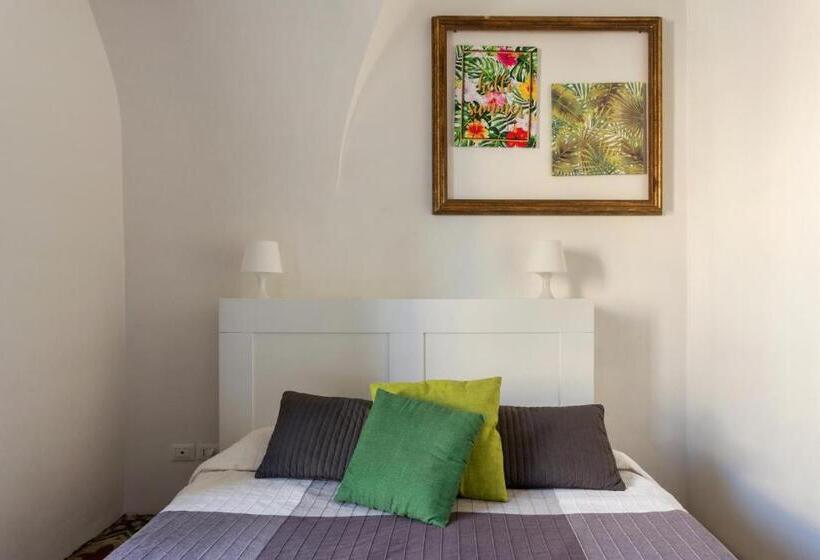 اتاق استاندارد سه تخته با چشم‌انداز, Da Gianni E Lucia Rooms With Bathroom In The City Center