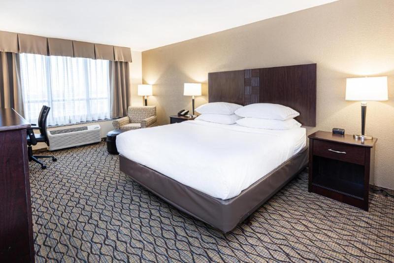 Номер Стандарт Кровать Кинг Адаптированный для Инвалидов, Holiday Inn St. Louis Airport West Earth City, An Ihg