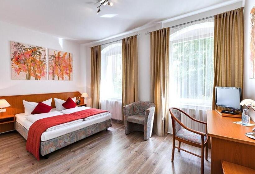Номер Стандарт Трехместный, Arthotel City