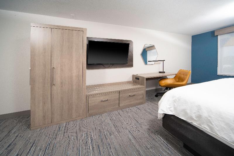 Номер Стандарт Кровать Кинг Адаптированный для Инвалидов, Holiday Inn Express And Suites Atlanta Johns Creek, An Ihg