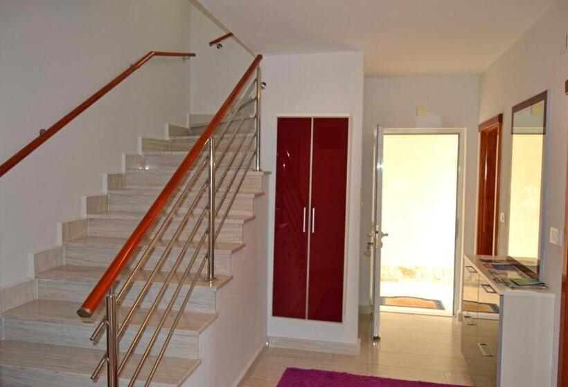 اتاق استاندارد با چشم‌انداز کوهستان, Tivat Apartments