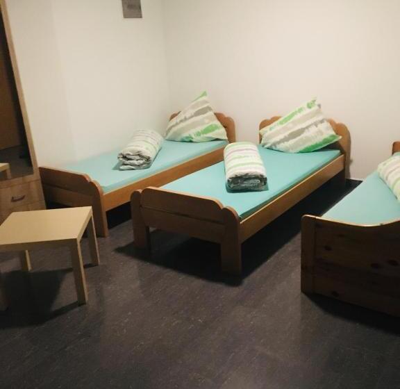 اتاق ساده سه‌ نفره, Omladinski Hotel Rostovo