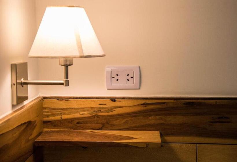 Quarto Estandar, Cuatro Pinos
