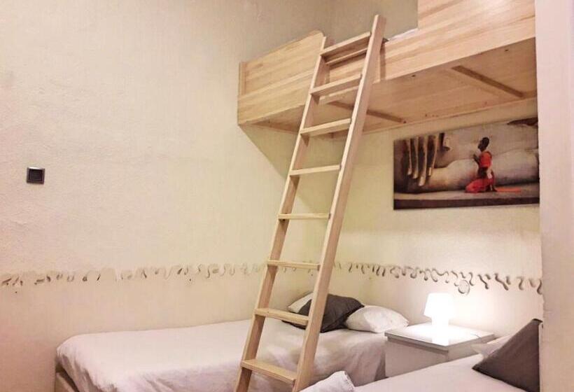 اتاق استاندارد سه تخته با سرویس بهداشتی مشترک, Itaca Hostel