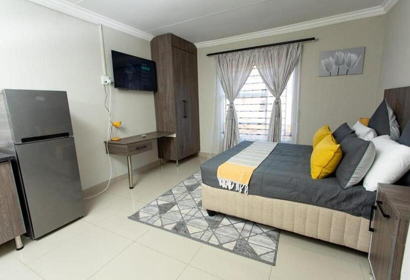 Quarto Deluxe, The Hide On Claremont