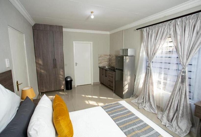 Quarto Estandar, The Hide On Claremont