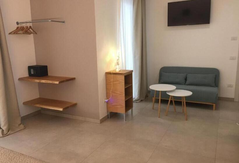 Quarto Superior Quádruplo, Le Rondini House