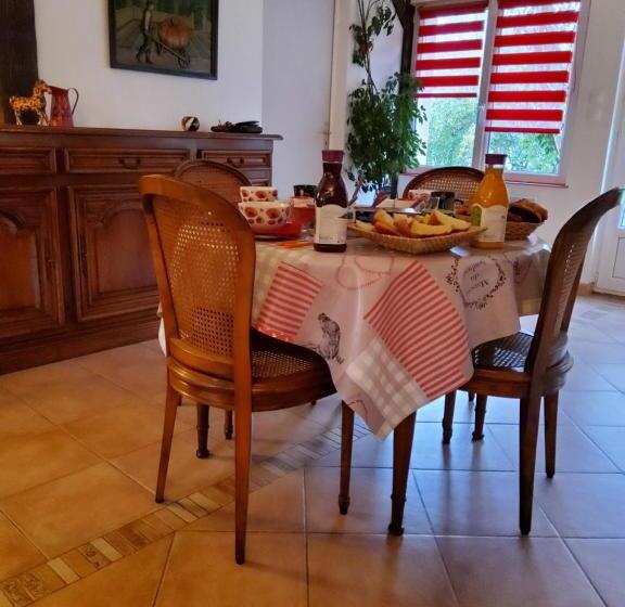 Номер Basic, Chez Jollyjune, à Moins D Une Heure Du Mont Saint Michel