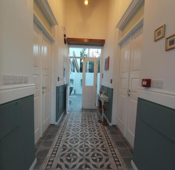 استودیوی لوکس, Magdalene S City House Inn