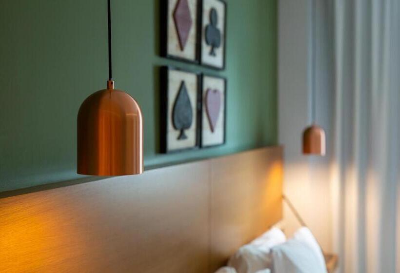 Quarto Economy, A For Athens