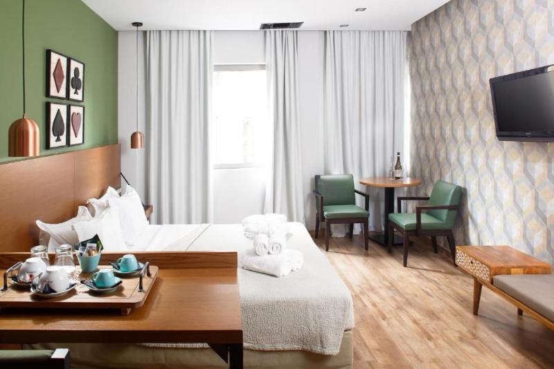 Quarto Deluxe, A For Athens
