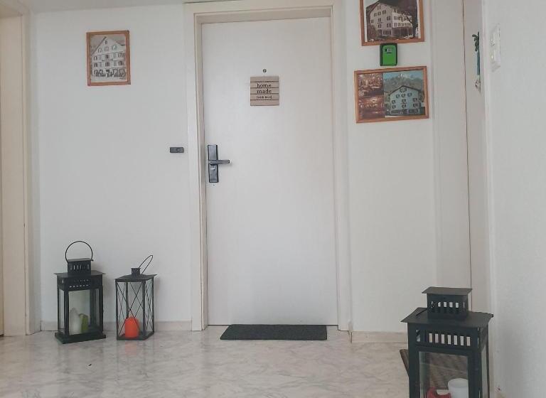 اتاق خانوادگی با سرویس بهداشتی مشترک, Buongustaio Fereinzimmer Room Inside A Flat
