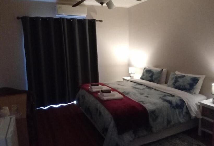 带泳池观景的豪华房, 10 On Fairview B&b