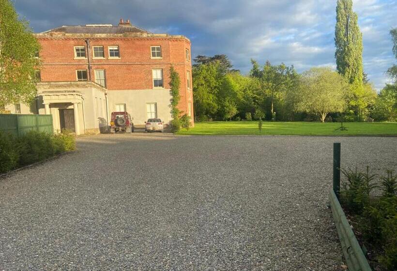 Номер Стандарт, Caynham Court