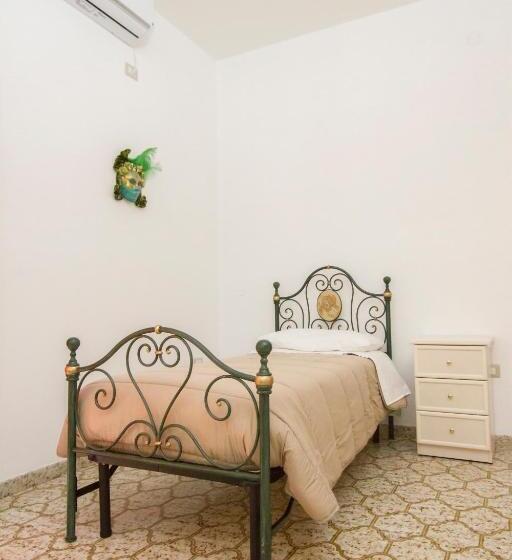 Трехместный Номер Стандарт с Балконом, Le Maschere B&b