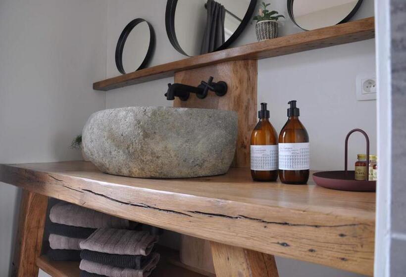 Номер Стандарт, Bed En Bezem