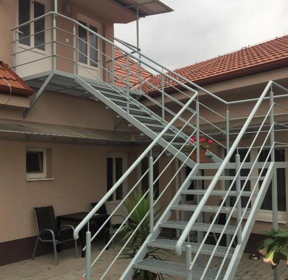 اتاق خانوادگی, Sunny Apartman