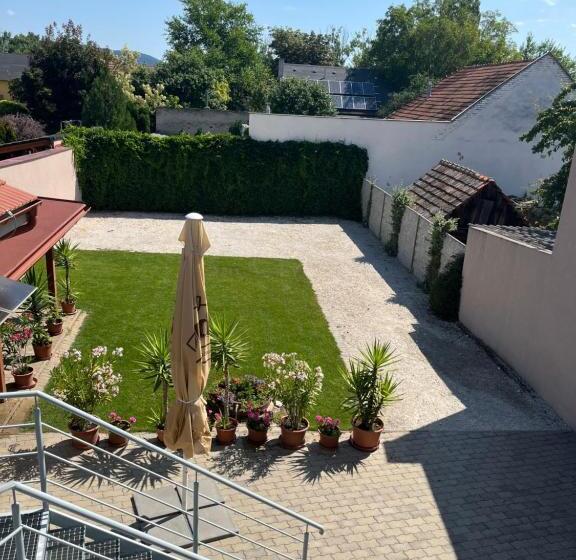 اتاق خانوادگی, Sunny Apartman