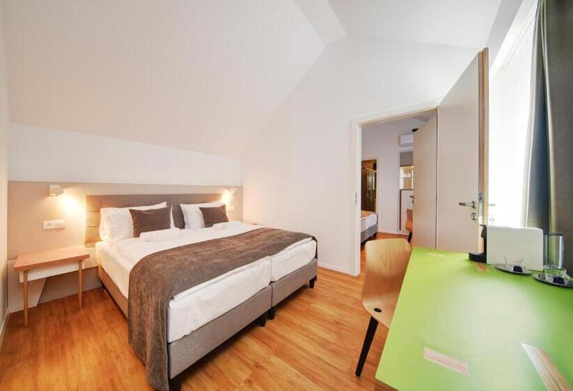家庭间, Fekete Sas Motel