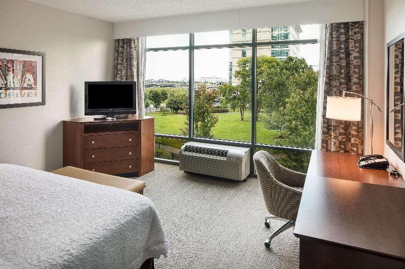 חדר סטנדרט עם מיטת קינג, Hampton Inn & Suites Little Rock Downtown