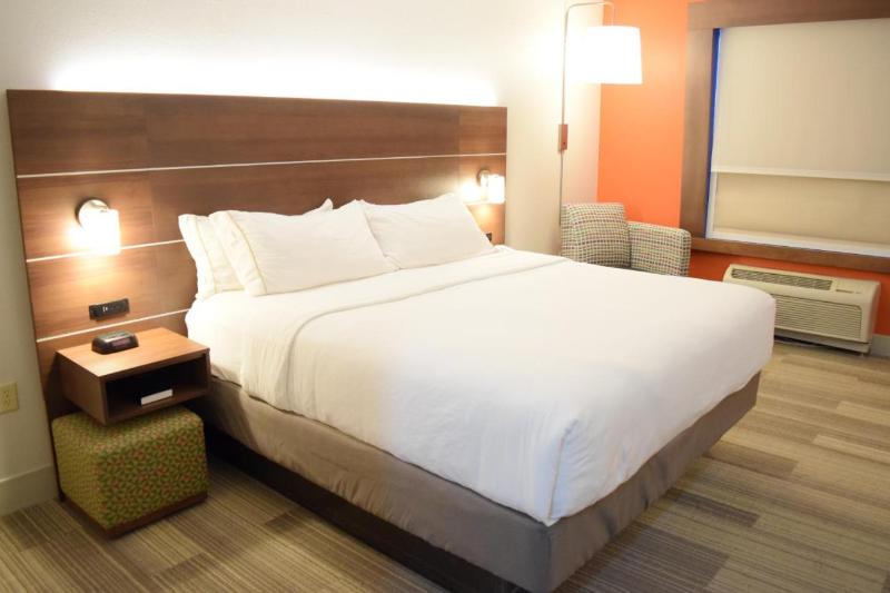 Номер Стандарт Кровать Кинг Адаптированный для Инвалидов, Holiday Inn Express & Suites Pensacola West I 10, An Ihg