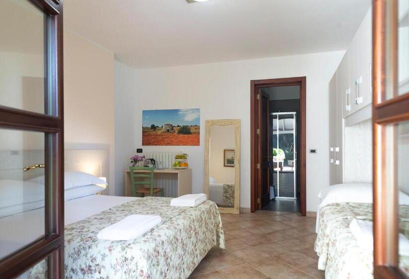 اتاق استاندارد سه تخته با چشم‌انداز استخر, Olive Garden House
